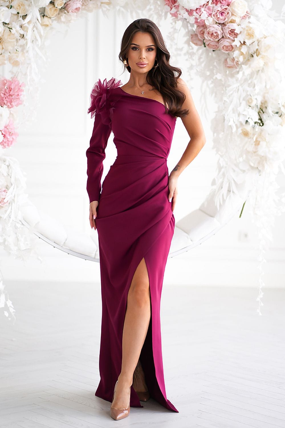 Robe de soirée chic longue bordeaux fendue, idéale pour mariages ou galas élégants.