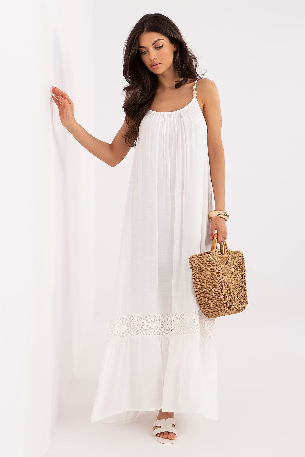Robe longue blanche bohème été sans manches avec sac en osier, parfaite pour la plage ou les vacances