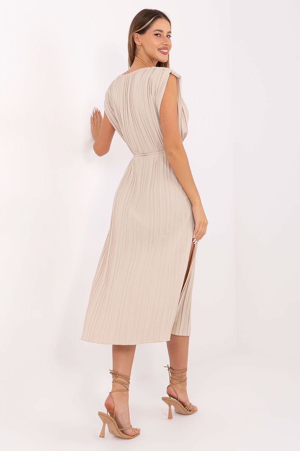 Robe été midi beige fluide style évasée ceinture fendue sans manches parfaite pour occasion chic