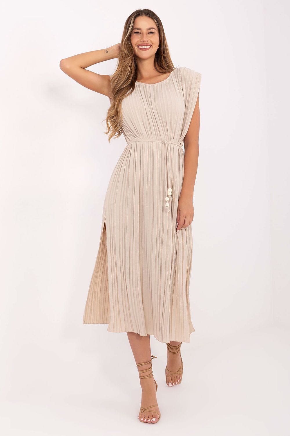 Robe plissée beige longue fluide été style bohème chic sans manches pour mariage invité ou cocktail