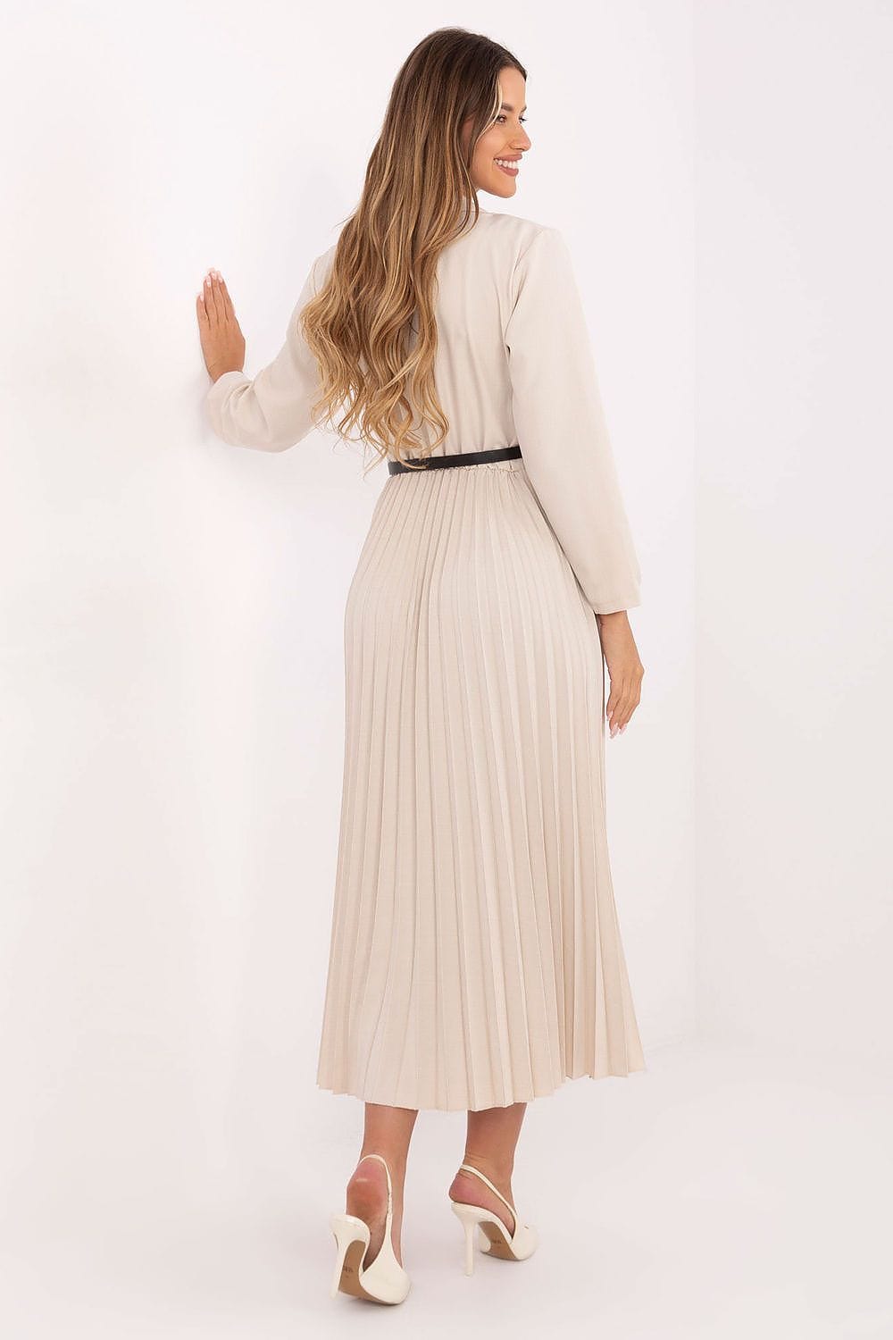 Robe midi plissée beige élégante manche longue pour été chic, idéale invité mariage ou soirée habillée