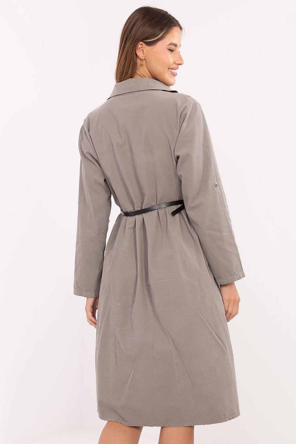 Robe midi droite beige à manches longues ceinturée, idéale pour un look casual chic et élégant au quotidien
