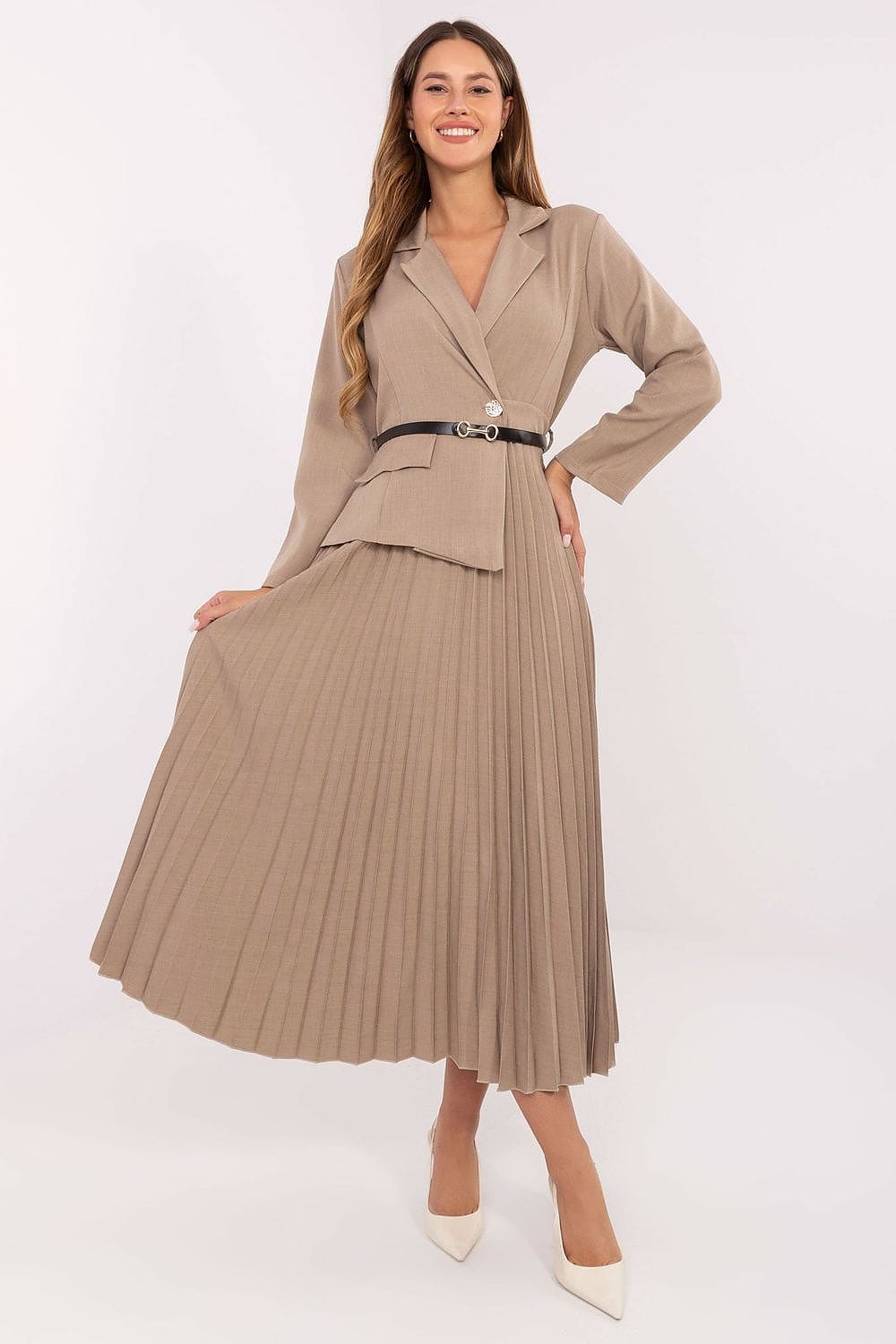 Robe blazer beige midi plissée élégante manches longues ceinturée style chic idéale pour un cocktail