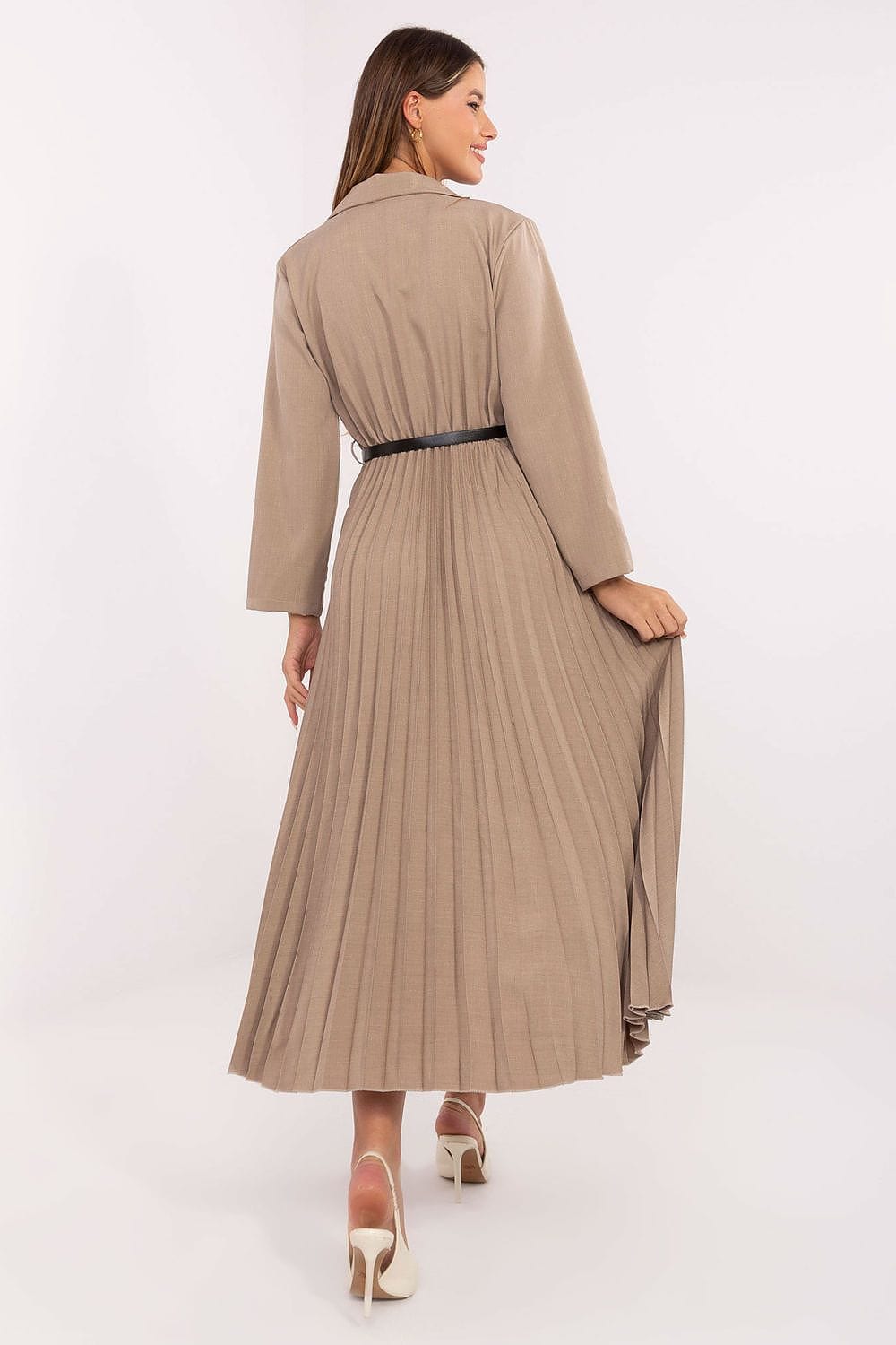Robe longue beige plissée à manches longues style chic pour mariage invité ou soirée élégante, ceinture noire