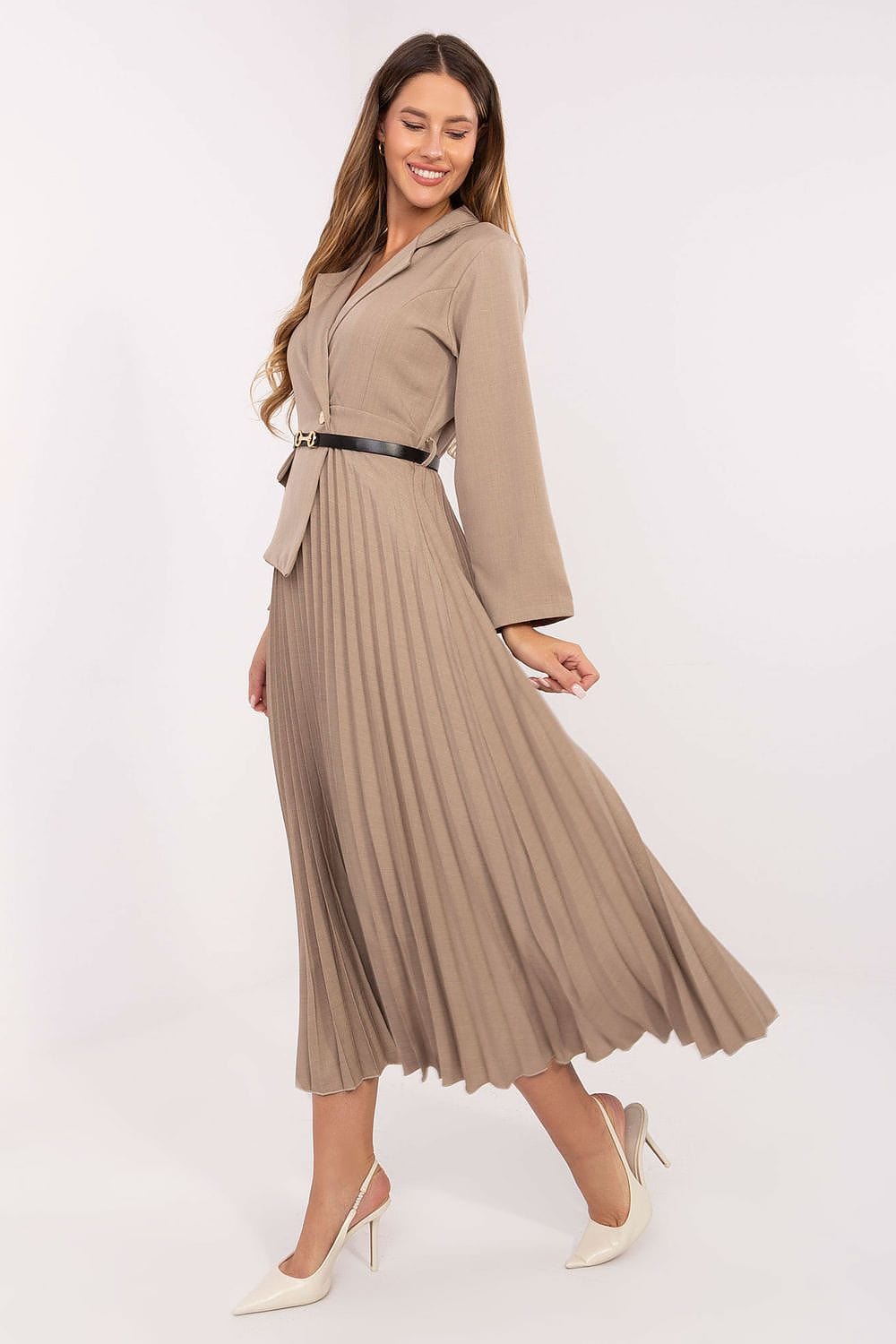 Robe plissée beige longue chic manches longues ceinture noire style blazer idéale soirée élégante femme