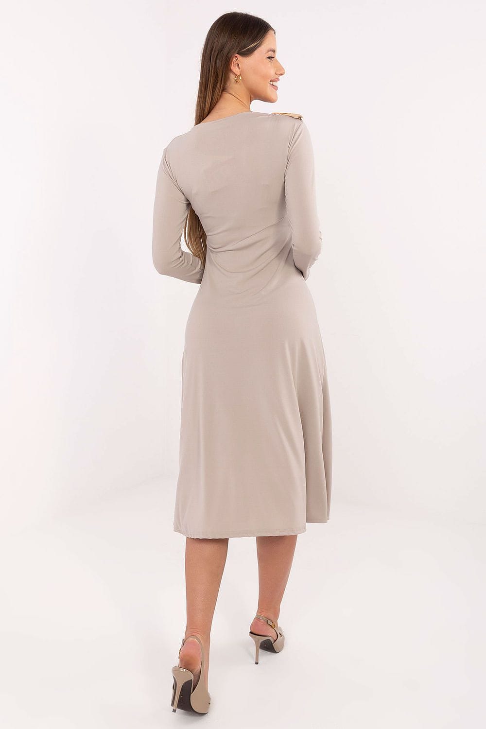 Robe midi chic beige manches longues pour soirée élégante, coupe droite, idéale pour mariage invité