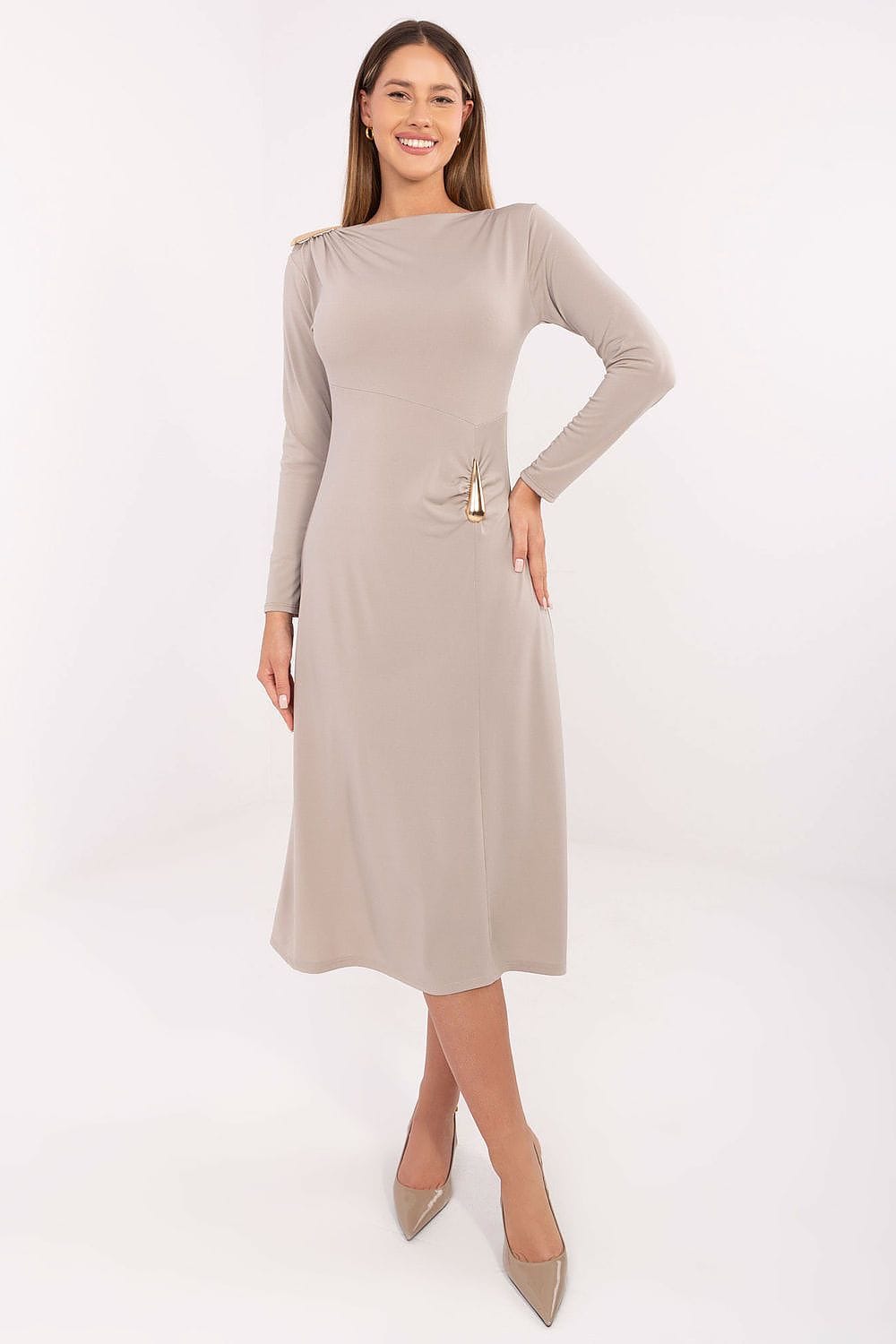 Robe midi beige chic soirée manches longues élégante coupe droite parfaite invitée mariage printemps