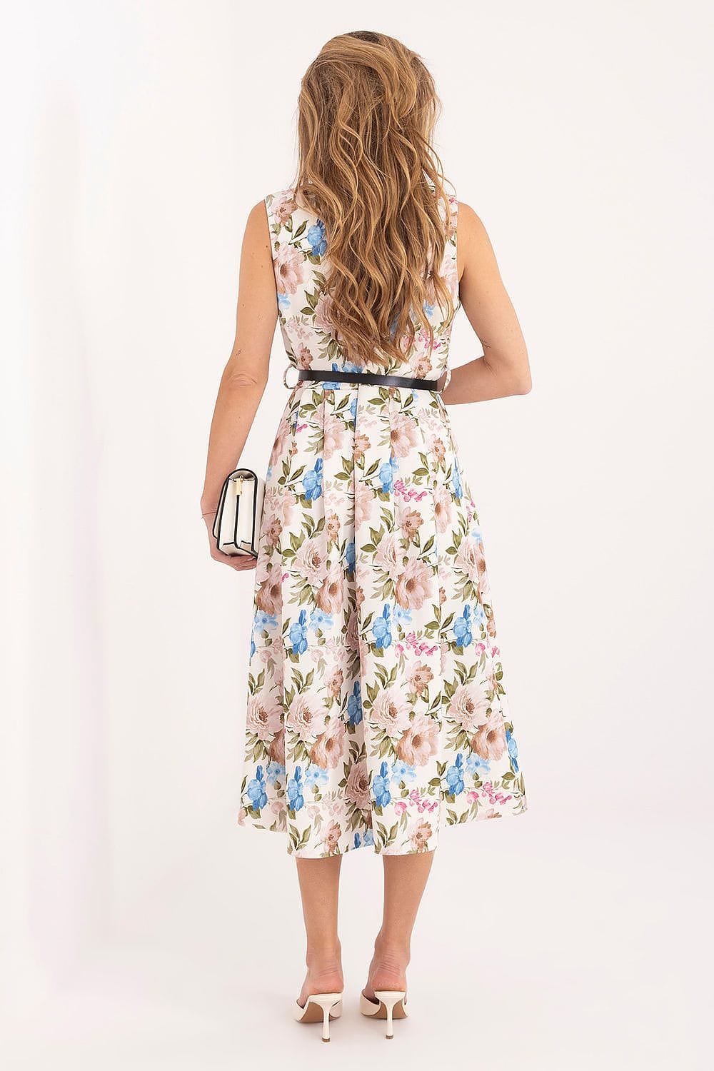 Robe midi fleurie été bohème sans manches blanche ceinture noire sac pochette élégante pour mariage invité