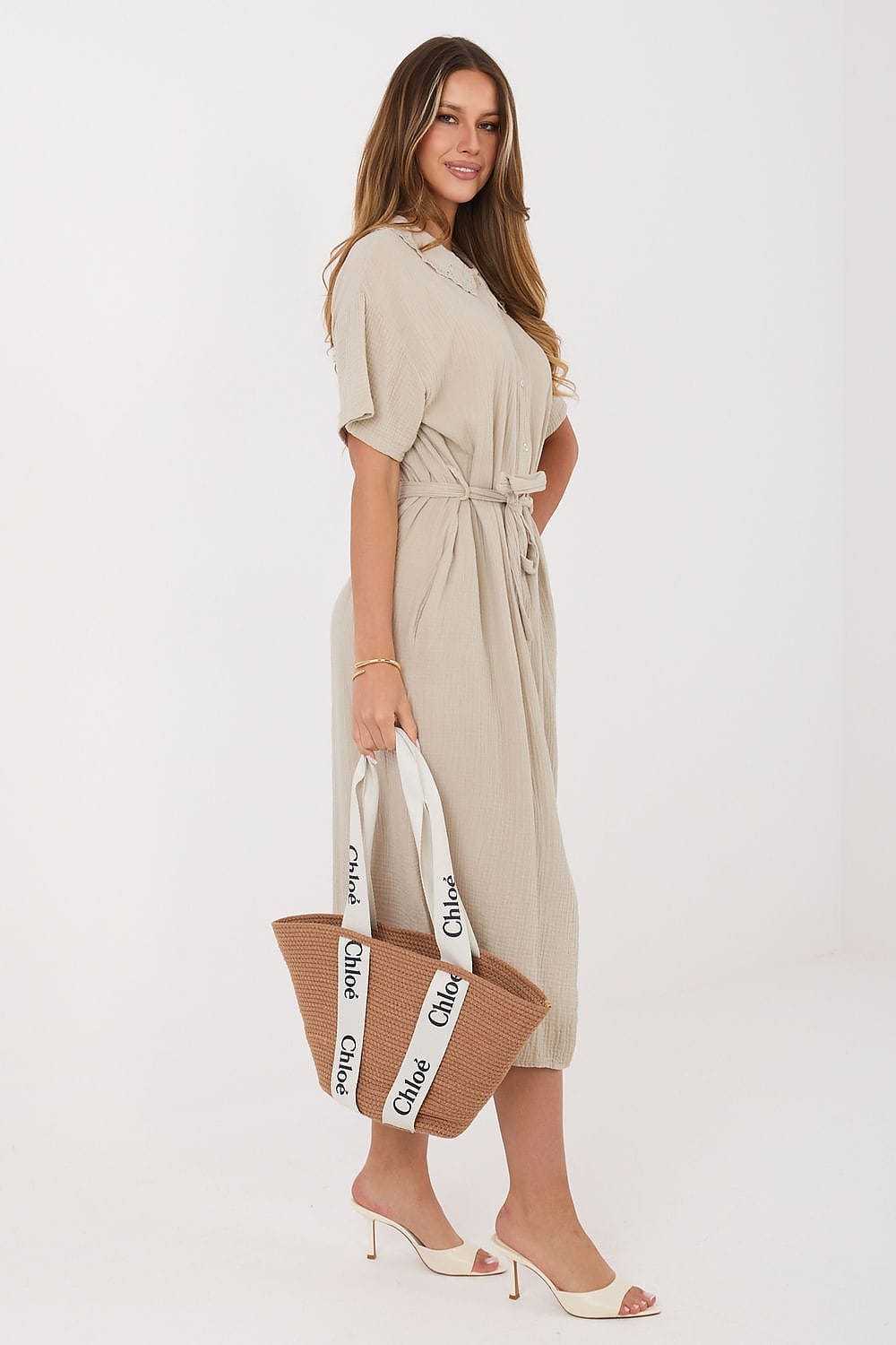 Robe été casual midi beige droite manches courtes gaze de coton avec sac cabas paille chloé tendance
