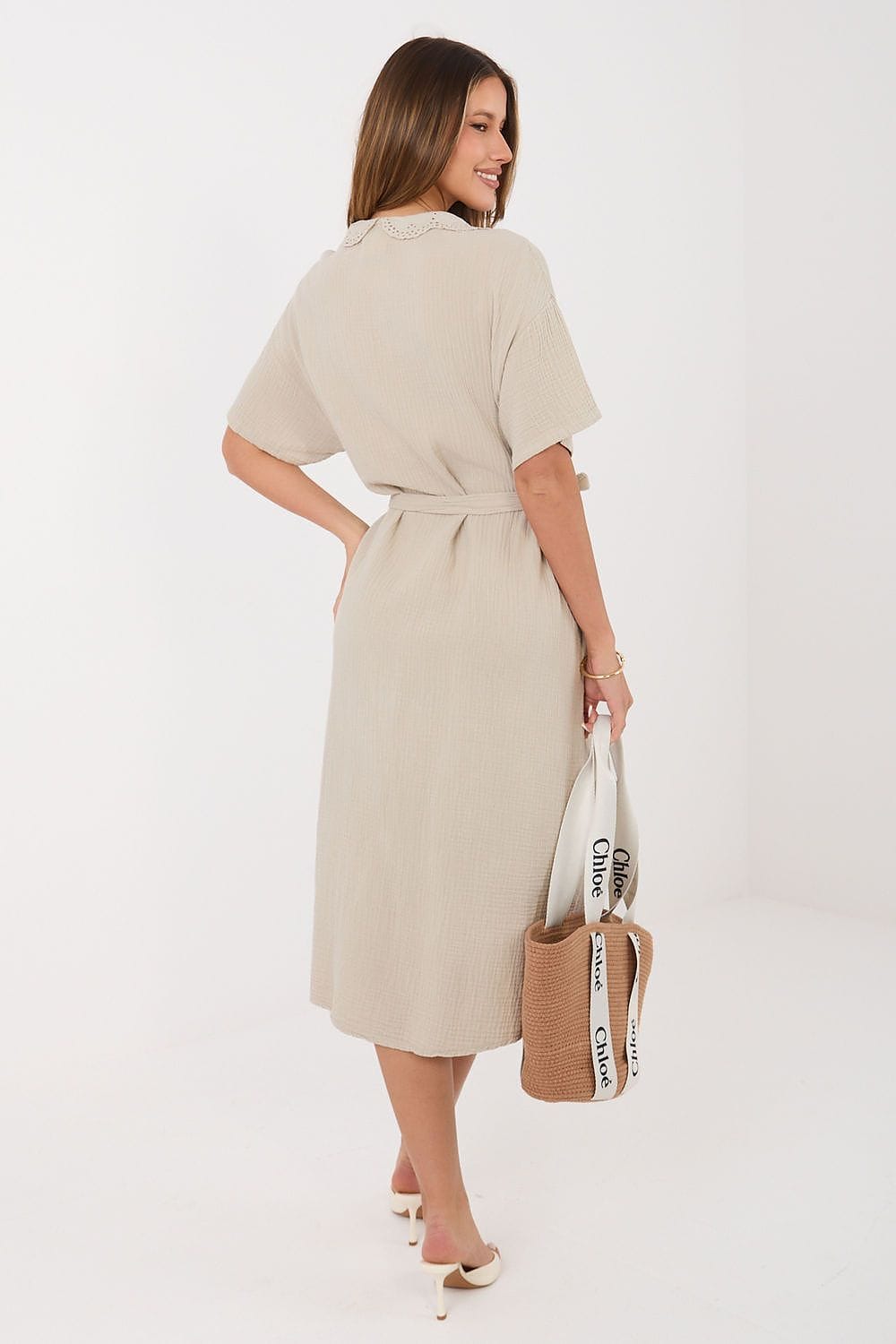 Robe midi beige casual fluide femme manches courtes col brodé accessoire sac chloé et escarpins blancs