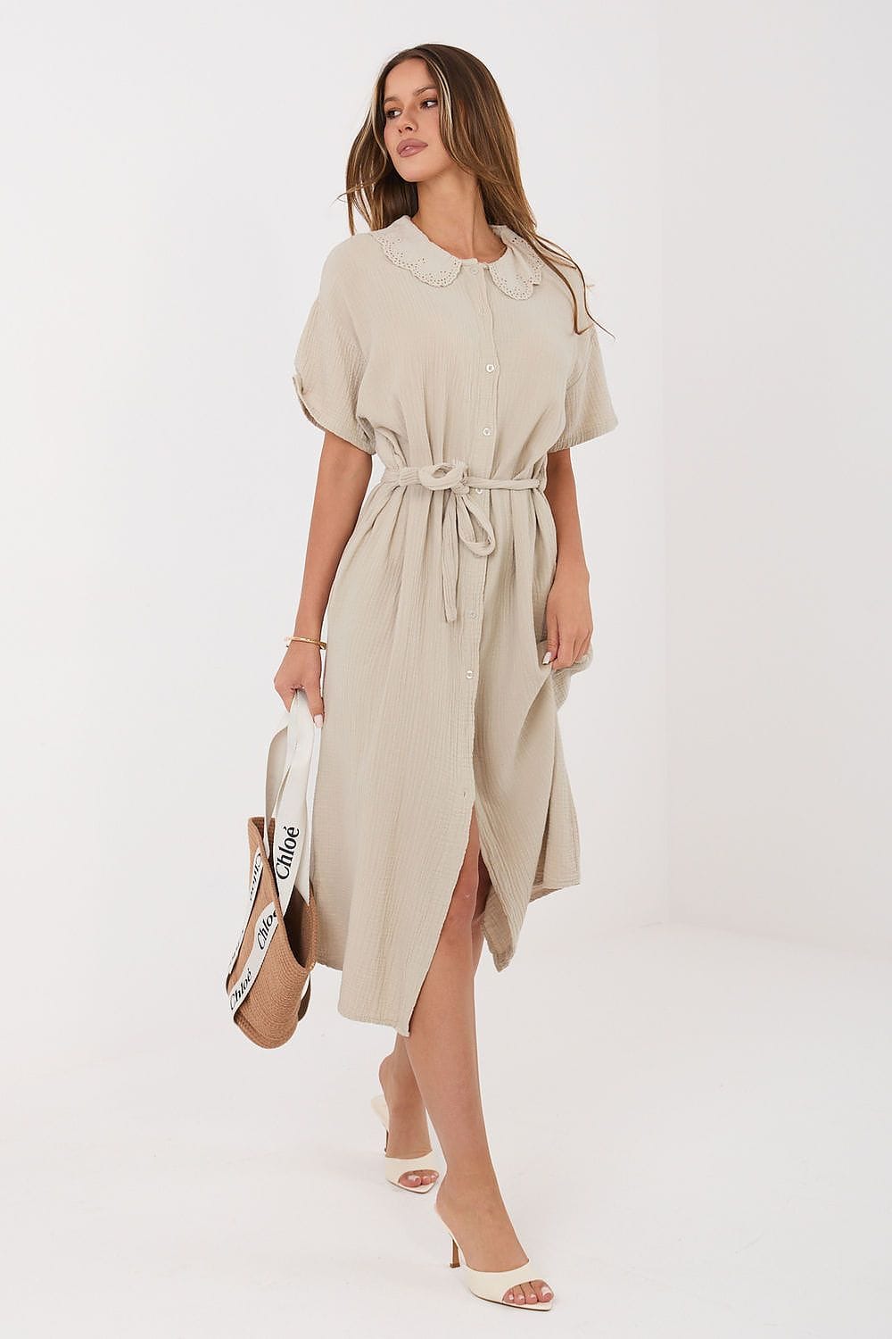 Robe chemise beige longue en gaze de coton fluide, manches courtes, style casual estivale, portée avec sac