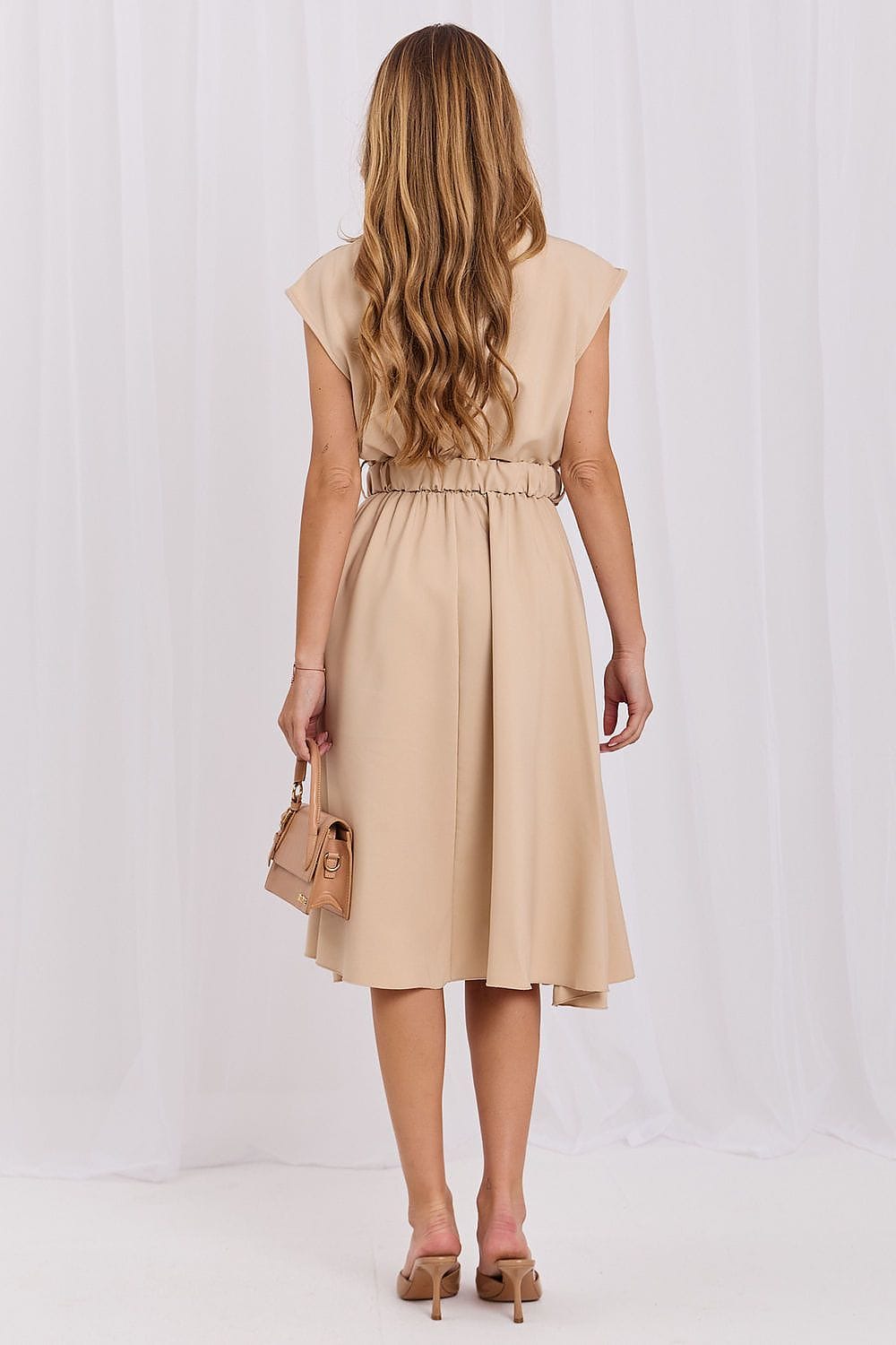 Robe midi beige fluide manches courtes chic été avec petite pochette élégante pour femme, vue de dos