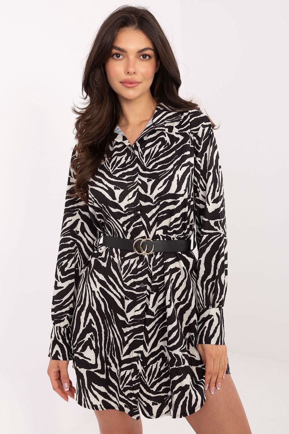 Robe courte chemise noire et blanche motif zèbre pour soirée chic femme avec manches longues ceinture élégante