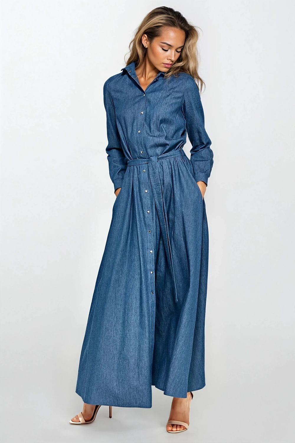 Robe longue en jean style chemise manches longues bleu élégante pour été ou soirée casual femme moderne