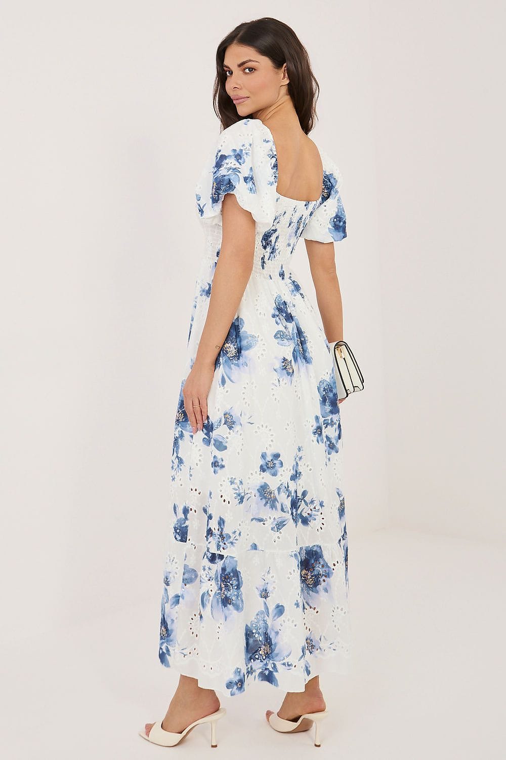Robe longue fleurie été manches courtes blanche et bleue style bohème chic pour mariage invité, accessoire sac à main
