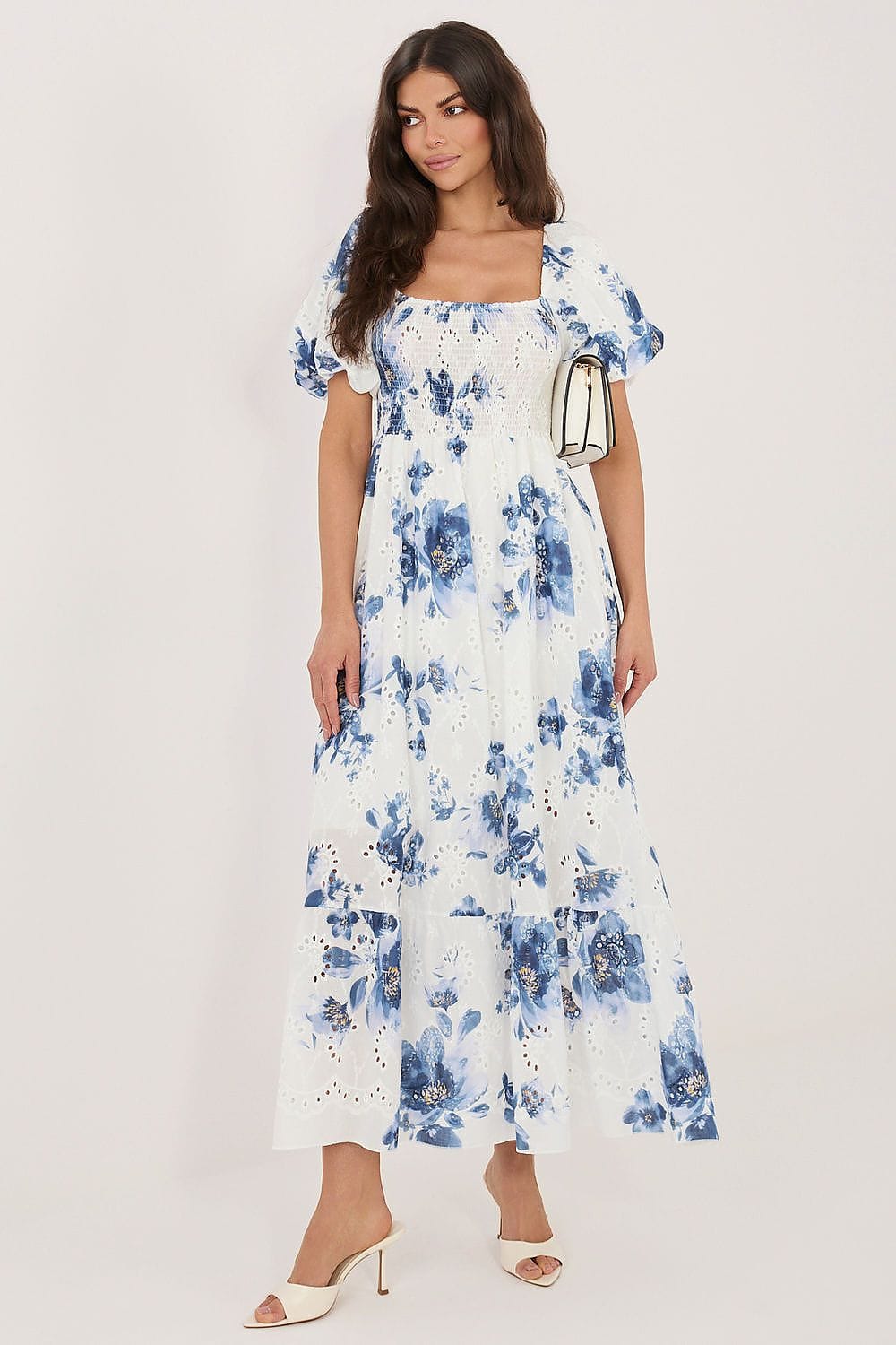 Robe été bohème longue blanche à fleurs bleues manches courtes, parfaite pour mariage invité chic
