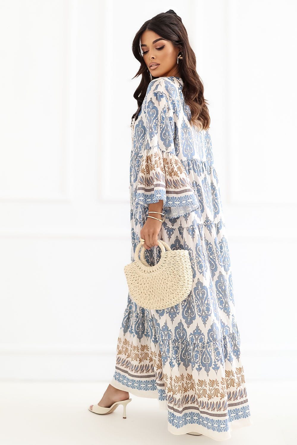 Robe été bohème longue bleu et beige imprimée manches longues évasée avec sac en paille tendance élégante