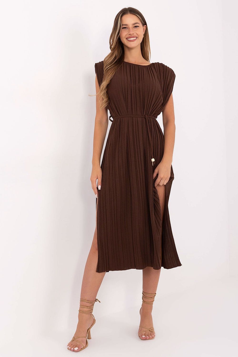 Robe midi marron plissée fluide sans manches élégante parfait pour été ou cocktail invité mariage