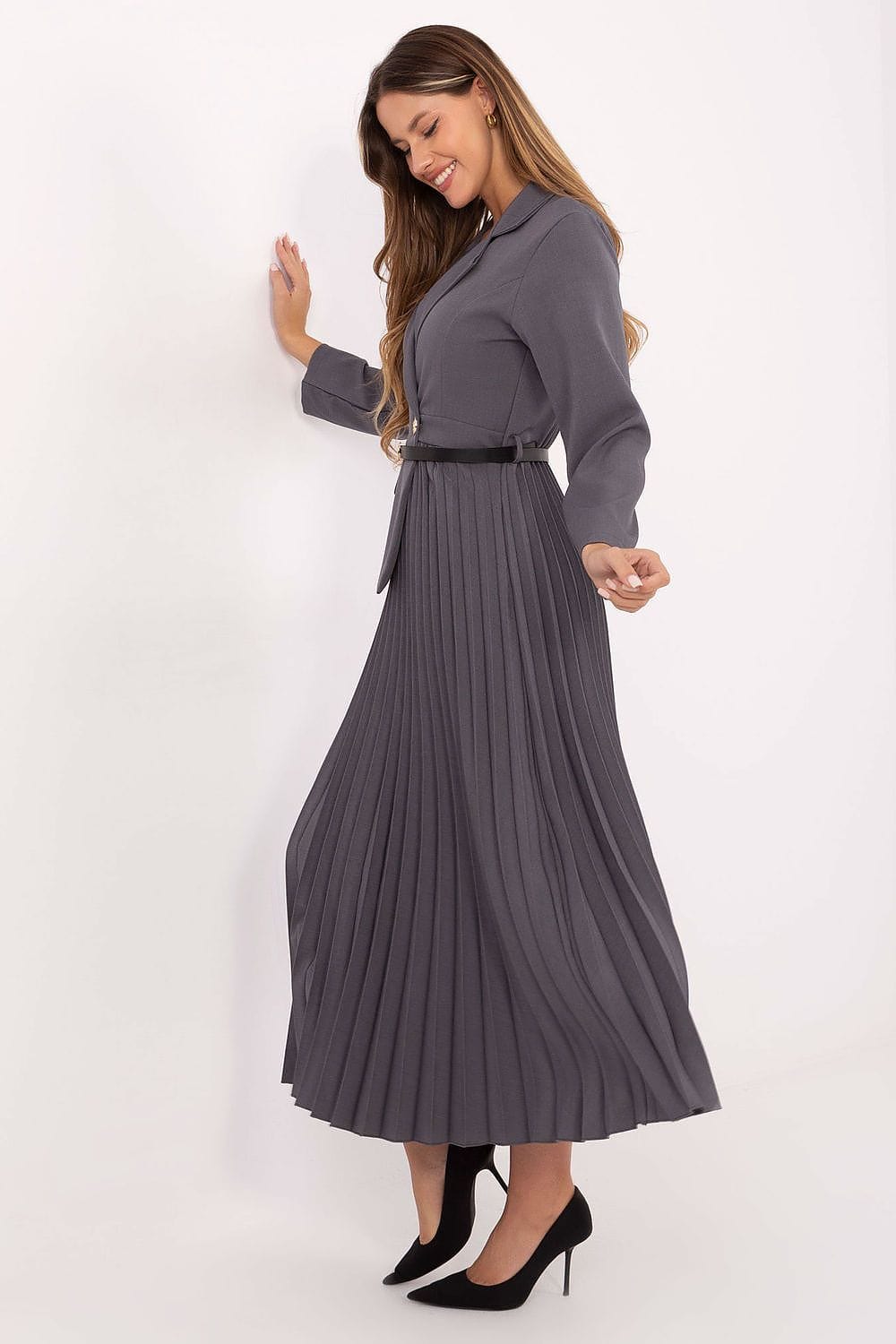 Robe plissée midi élégante grise à manches longues, idéale pour soirée chic ou cocktail entre amies