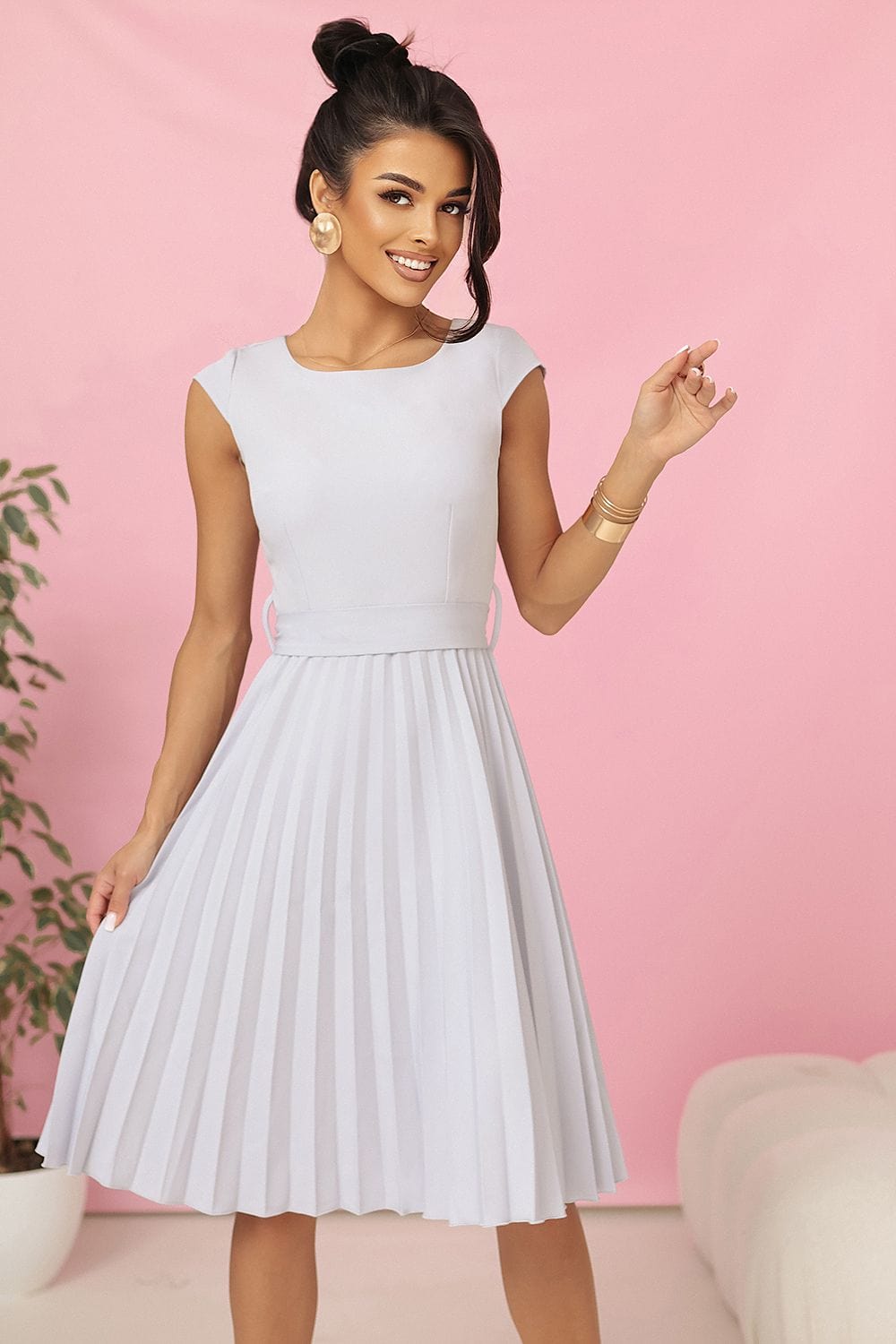 Robe midi plissée blanche élégante, idéale pour cocktail ou événement chic, manches courtes, style fluide