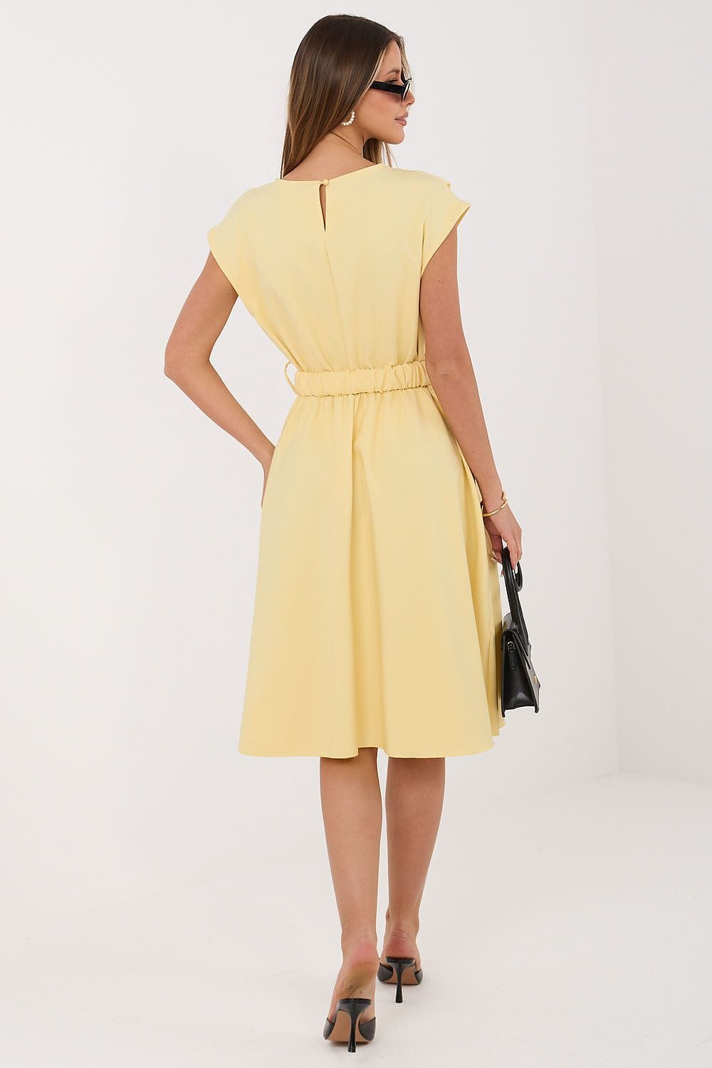 Robe été jaune midi trapèze fluide sans manches chic accessoire sac à main noir look élégant femme