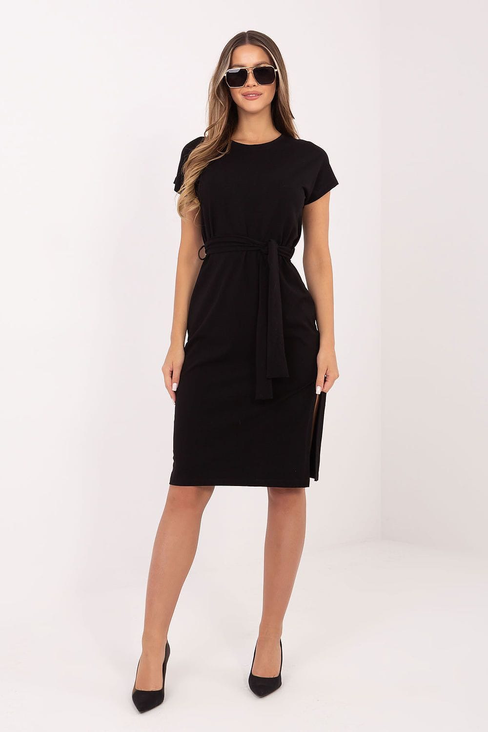 Robe noire midi droite casual manches courtes ceinture à la taille femme avec lunettes de soleil élégante