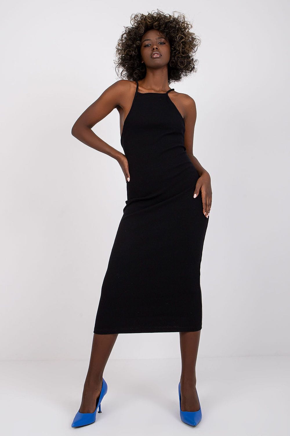 Robe noire moulante midi soirée chic sans manches élégante pour cocktail ou mariage invité tendance