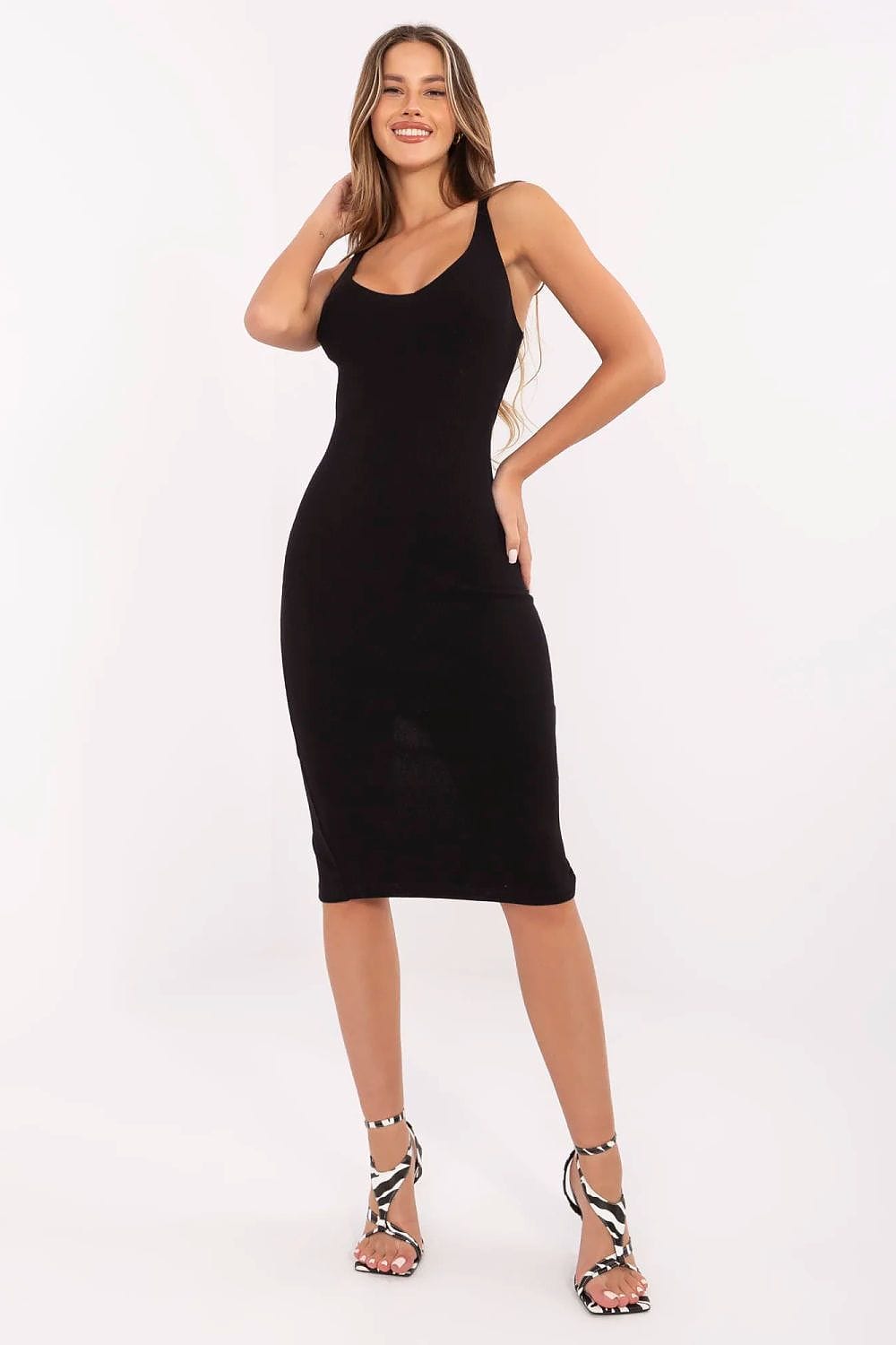 Robe noire moulante midi sans manches style soirée chic élégante et féminine parfaite pour invitée mariage