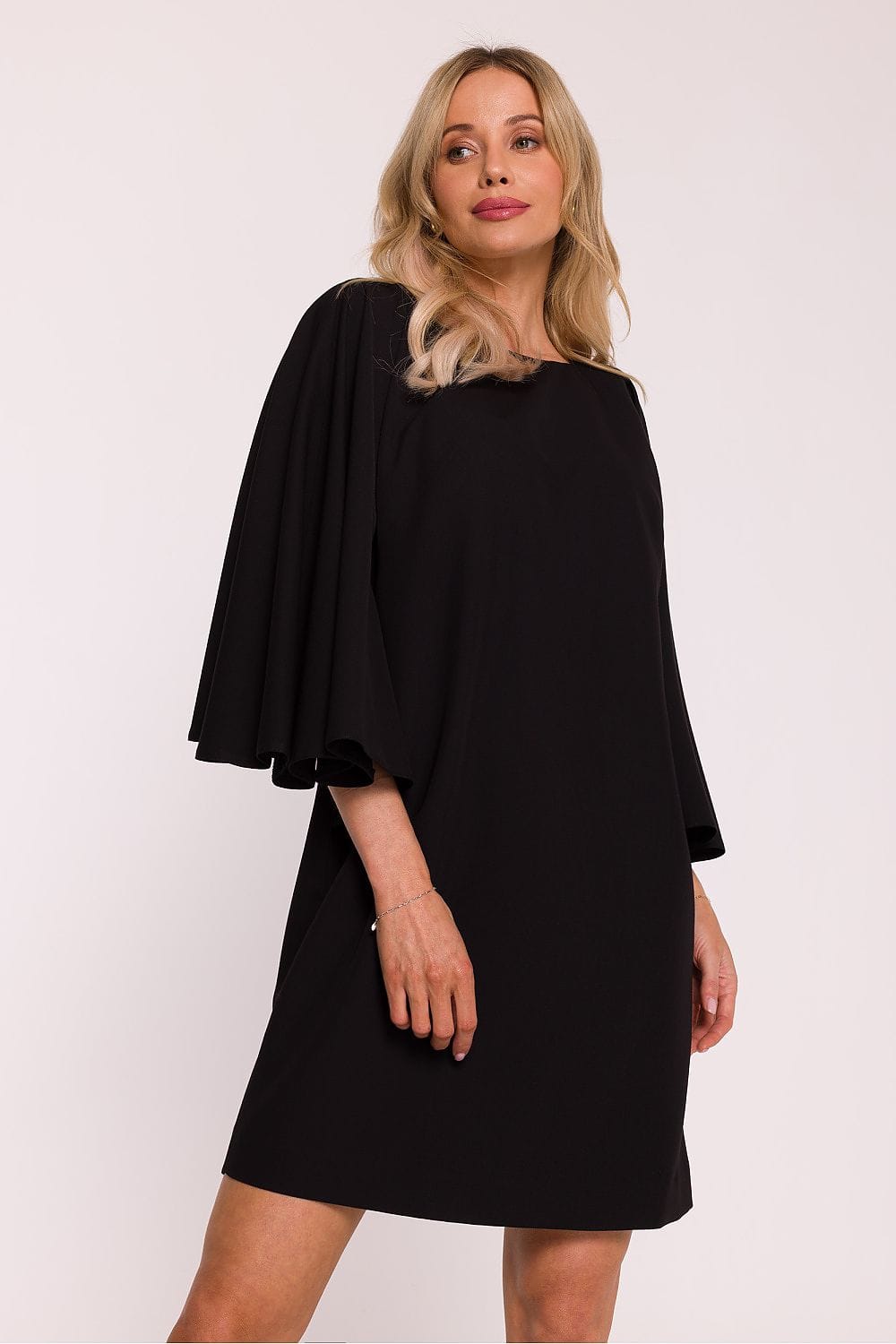 Robe noire courte trapèze manches longues soirée chic femme élégante idéale mariage ou cocktail