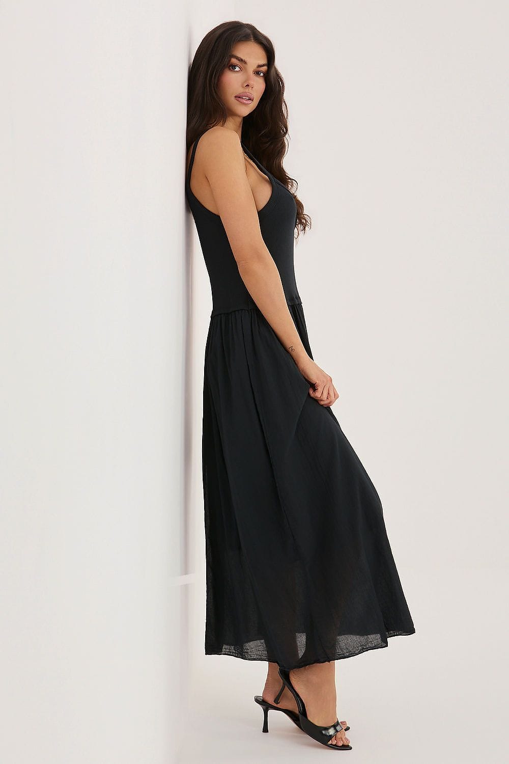 Robe longue noire chic soirée décolleté sans manches fluide élégante pour mariage invité ou cocktail