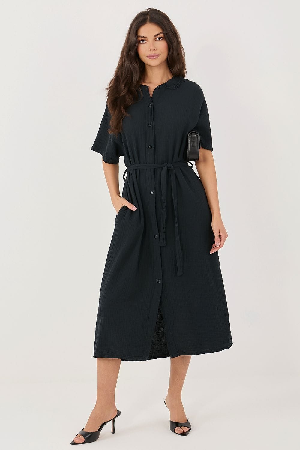 Robe midi noire chemise casual en gaze de coton, manches courtes, ceinture à la taille, look élégant et décontracté