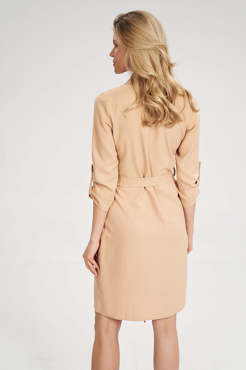 robe chemise bleu pour un look casual féminin, manches longues et coupe droite confortable