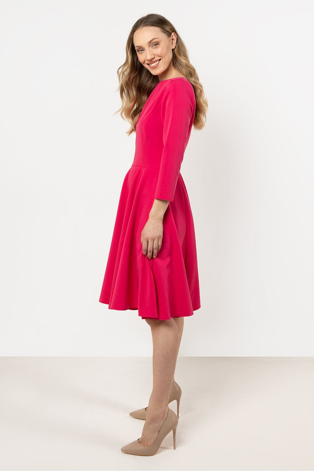 Robe de soirée chic rose manches longues évasée midi, idéale pour cocktail ou invitation mariage élégant