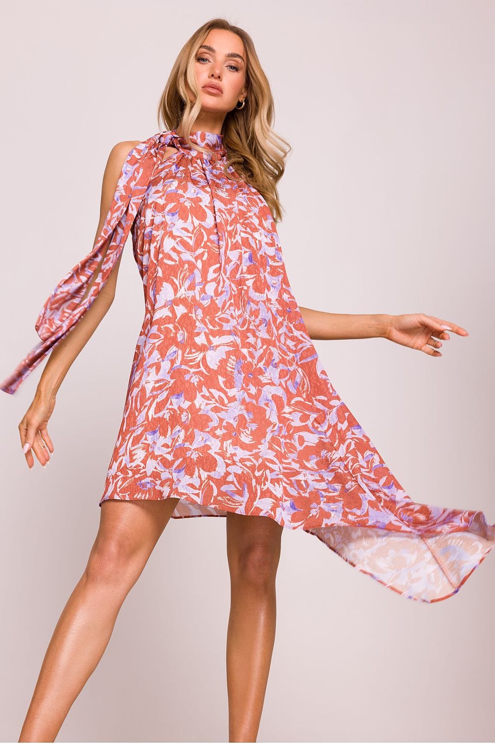 Robe courte fleurie trapèze terracotta style bohème manches longues pour été, idéale plage ou cocktail