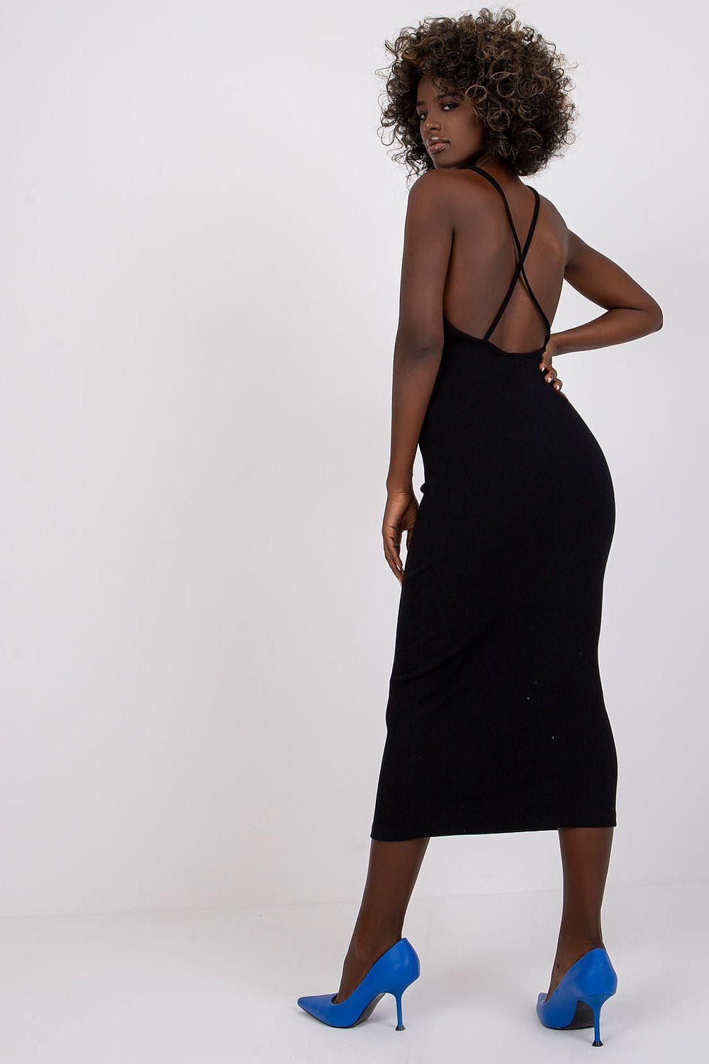Robe noire cocktail dos nu longue moulante à bretelles croisées, élégante soirée chic pour femme