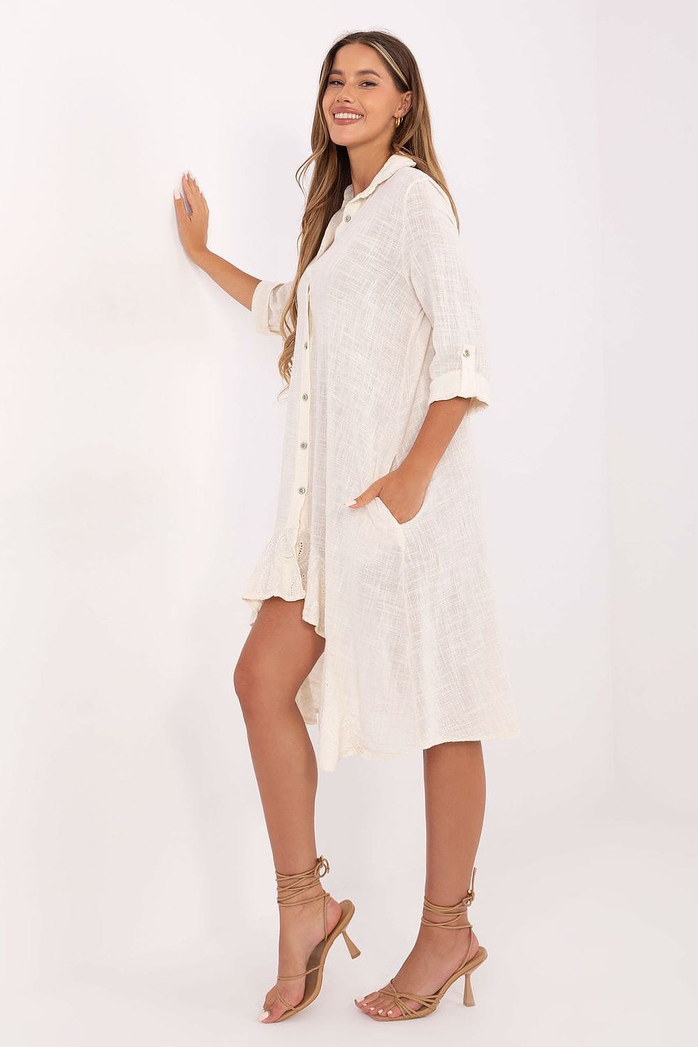 Robe midi blanche gaze de coton casual manches longues style chemise parfaite pour l’été et plage