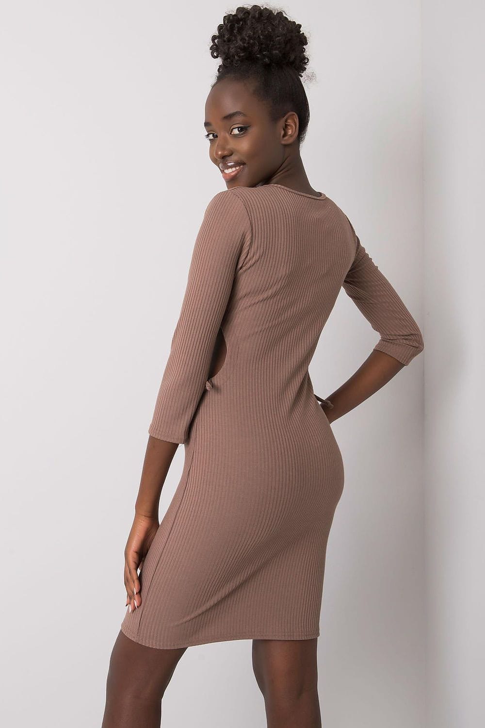 Robe casual courte beige moulante manches longues en maille idéale pour un look confortable et tendance au quotidien