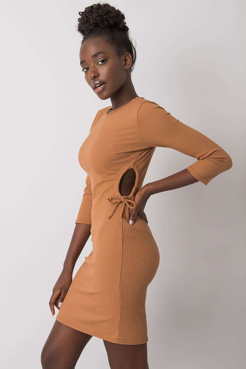 Robe courte moulante beige manches longues style casual parfaite pour soirée simple ou sortie entre amis