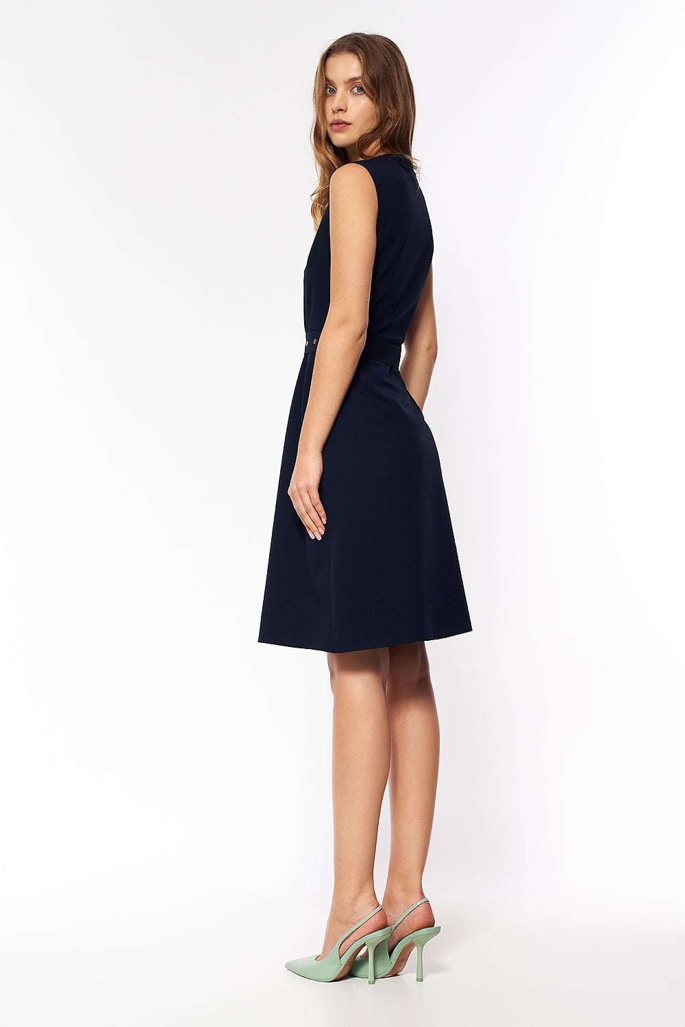 Robe noire trapèze midi sans manches chic été parfaite pour une soirée mariage ou cocktail élégant