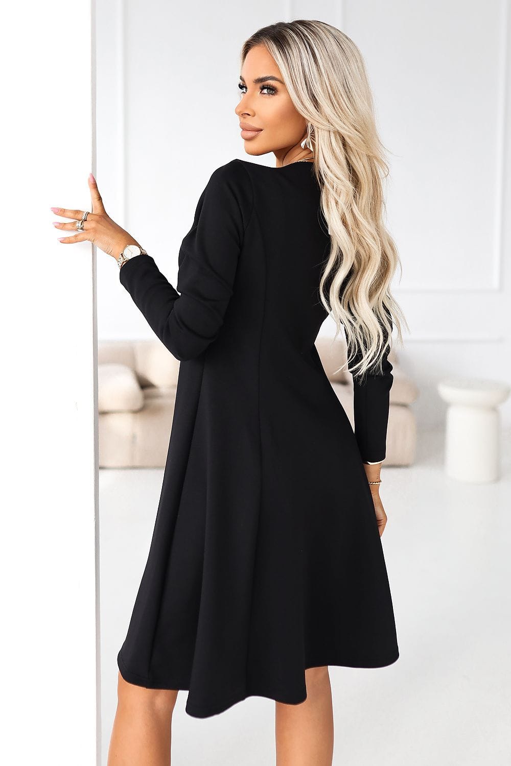 Robe noire soirée chic courte à manches longues évasée idéale pour un événement élégant ou un cocktail