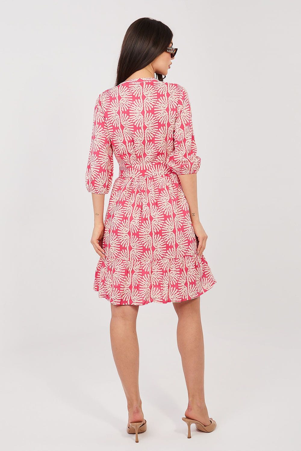 Robe courte été fluide rose à motifs blancs manches mi-longues style casual parfaite pour une sortie plage