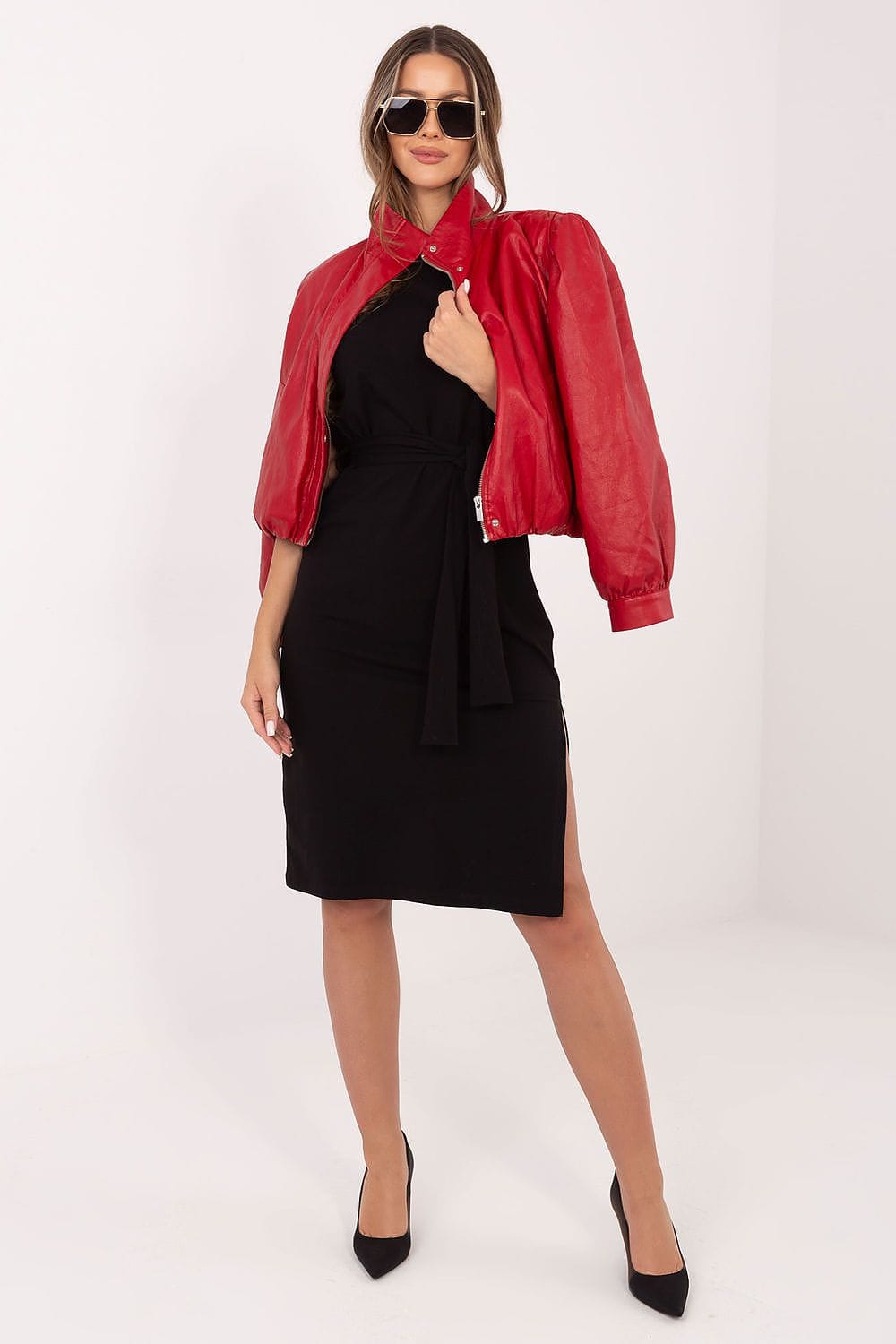 Robe cocktail noire midi droite manches courtes chic avec veste rouge, idéale soirée élégante moderne