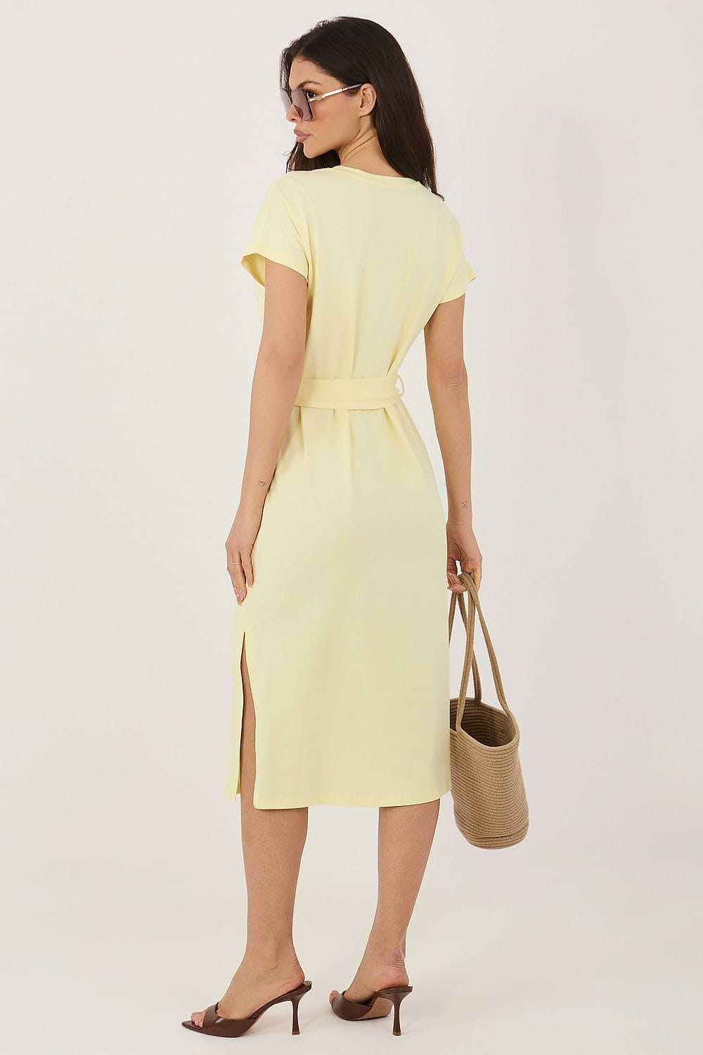 Robe midi casual jaune manches courtes fendue été fluide accessoirisée d'un sac en paille tendance plage