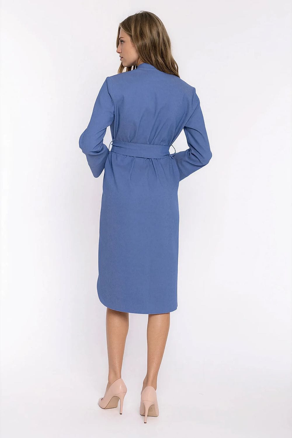 Robe midi bleu droite manches longues chic pour cocktail ou soirée élégante, vue de dos sur fond neutre