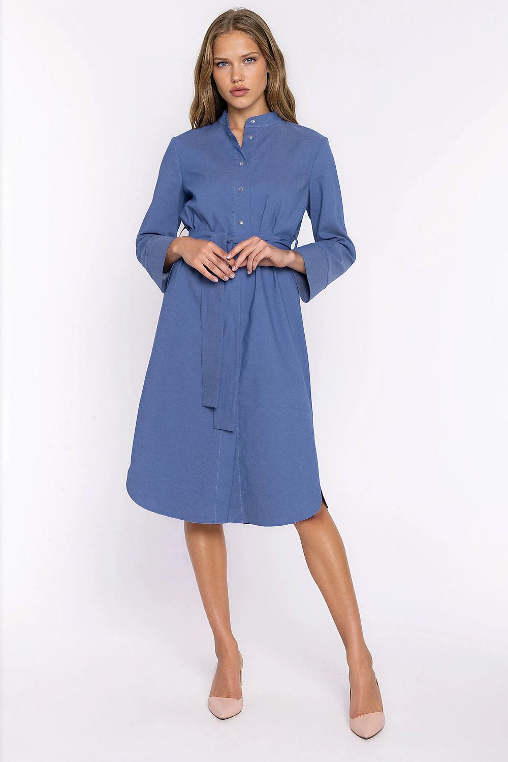 Robe chemise midi fluide femme bleue manches longues style casual ceinturée, idéale pour un look chic quotidien