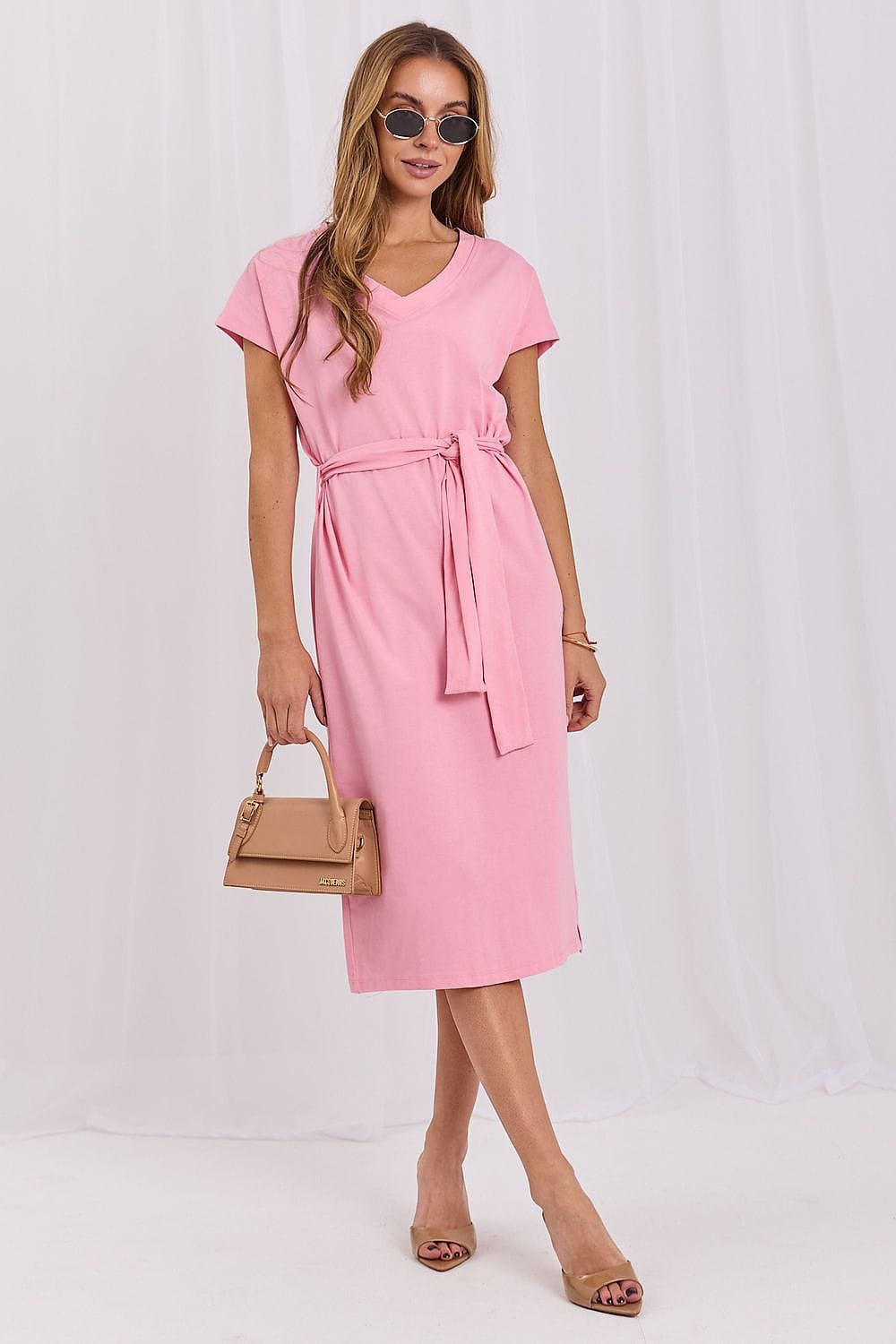 Robe midi casual rose avec ceinture, manches courtes, élégante pour été, accessoirisée d’un sac à main beige
