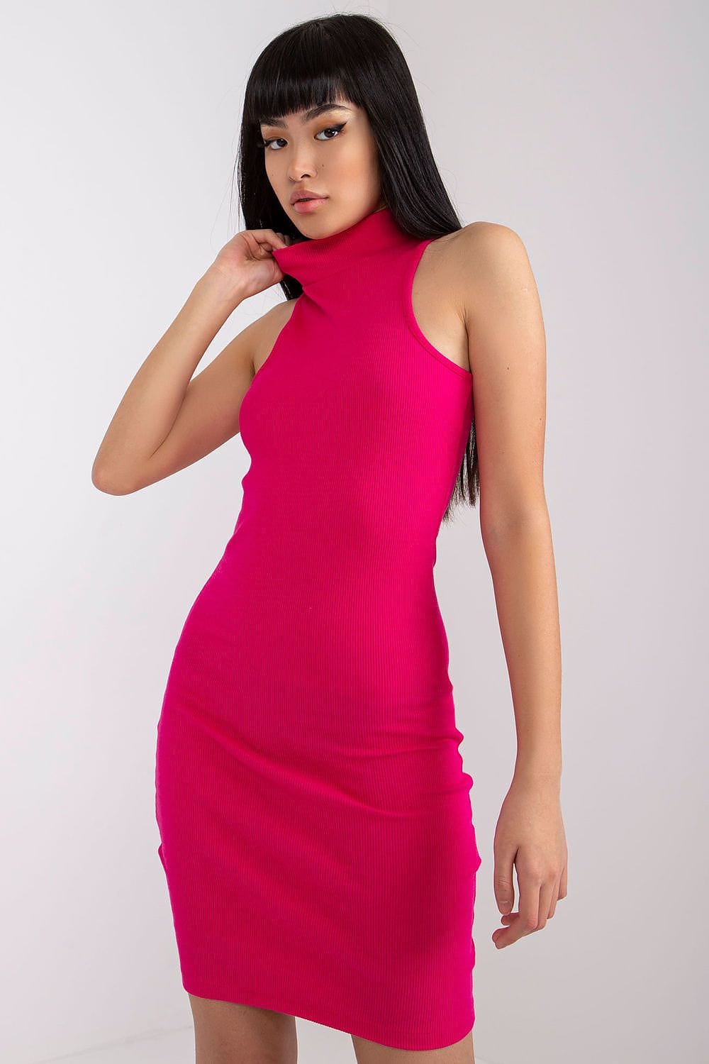 Robe moulante sans manches rose courte chic idéale pour soirée cocktail ou évènement estival tendance