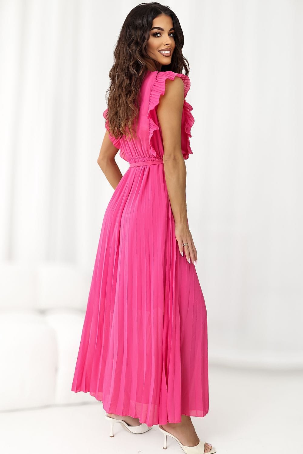 Robe longue plissée rose pour soirée chic, coupe évasée sans manches, idéale invité mariage été