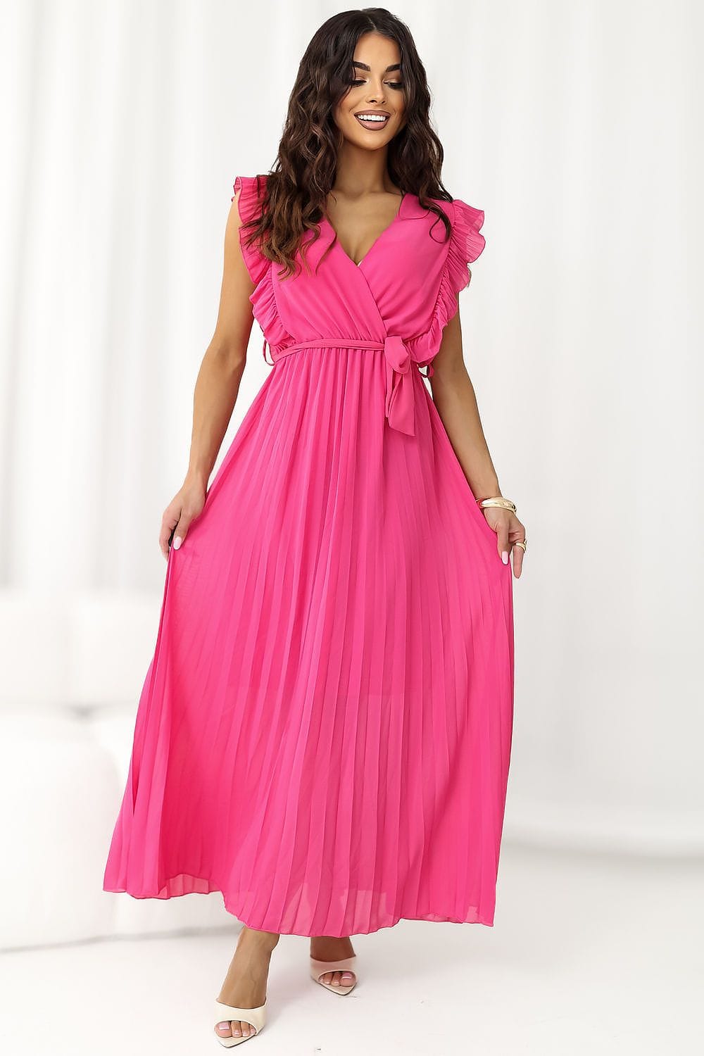 Robe longue fuchsia plissée pour soirée chic, décolleté cache-cœur, sans manches, élégante et tendance