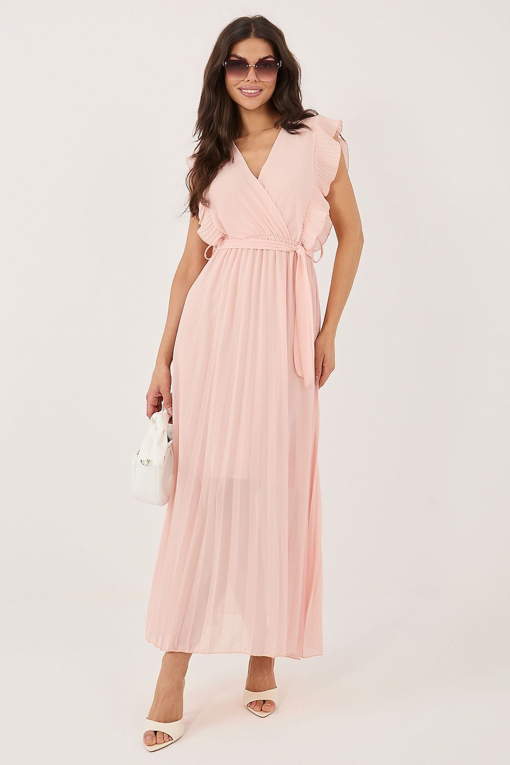 Robe longue rose poudré bohème mariage invité chic plissée manches courtes avec sac blanc élégant